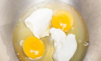 Взбейте яйца со сметаной и молоком, пока не получите однородную консистенцию.