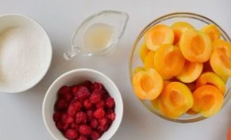Подготовьте для варенья абрикосы, ягоды малины, сахар и лимонный сок