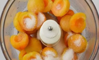Поместите 500 грамм абрикосов без косточек в кухонный комбайн с 1 чайной ложкой лимонного сока и ⅓ стакана сахара