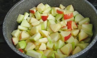 Теперь подготовленные яблоки сложите в толстостенную кастрюлю.