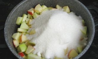 Сверху выложите часть сахарного песка и пусть яблоки постоят, пока не пустят немного сока.