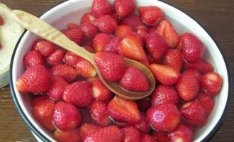 Теперь в отдельной кастрюле сварить сахарный сироп и залить ним подготовленные ягоды для будущего варенья.