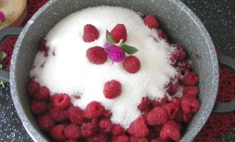 Теперь перебранные ягоды аккуратно промойте через сито, выложите в толстостенную кастрюлю и засыпьте сахаром.
