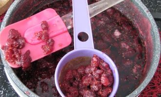 Далее протрите ягоды из варенья через удобное ситечко.