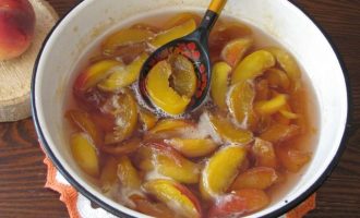 По прошествию указанного времени поставьте миску с персиками в сиропе на плиту и проварите 15 минут.