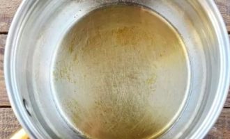 В удобной посуде на среднем огне разогрейте растительное масло