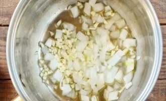 Обжарьте 1 нарезанную кубиками луковицу и 3 измельченных зубчика чеснока