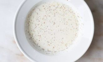 Далее соедините молоко, льняную муку, кукурузный крахмал, немного соли и перца в другой неглубокой миске.