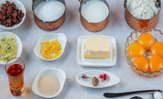 Подготовьте ингредиенты для приготовления пасхального кулича на яичных желтках