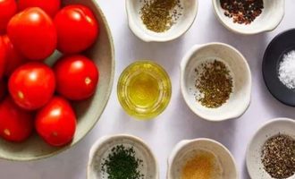 Вначале подготовьте все ингредиенты для приготовления вяленых помидоров в домашних условиях