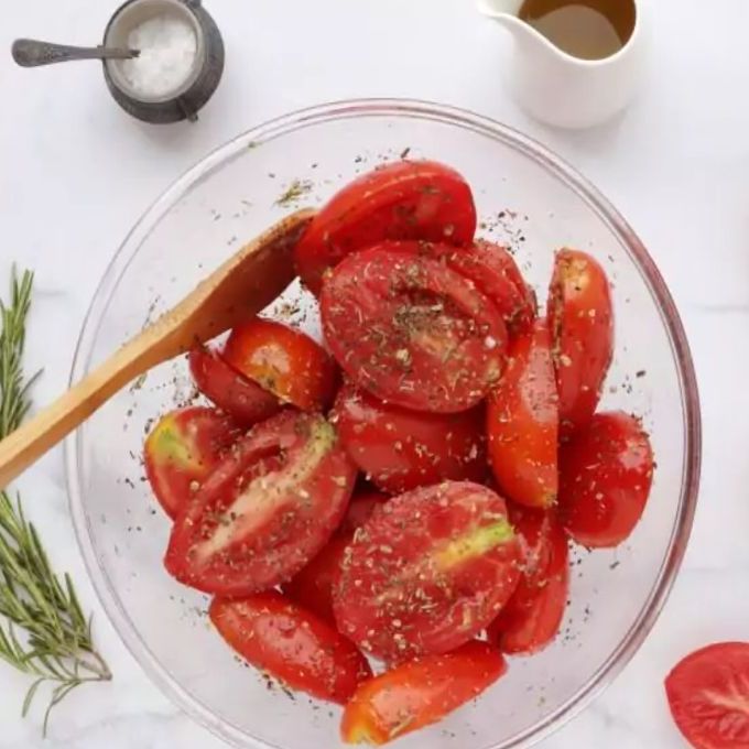 Вяленые помидоры в сушилке для овощей рецепты. Помидоры в дегидраторе. Вяленые помидоры в дегидраторе. Сушёные томаты в дегидраторе. Вяленые помидоры с фисташкой.