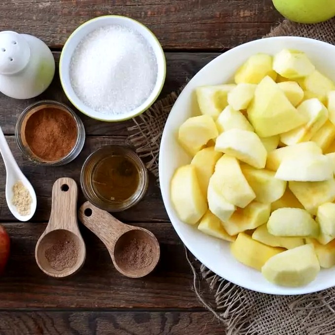 Сахар сливочное масло яблоки. Ингредиенты для пюре.