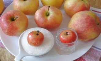 Вначале подготовьте все ингредиенты, которые нужны для приготовления яблочного пюре в домашних условиях. Яблоки можно использовать любых сортов, главное, чтобы они были спелые.
