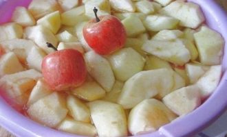 Далее яблоки необходимо очистить, удалить семена и перегородки, нарезать на небольшие кусочки и залить подкисленной водой, чтобы они быстро не потемнели. Подержать 15 минут.