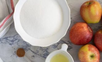 Подготовьте все компоненты для приготовления яблочного варенья с корицей и лимонным соком