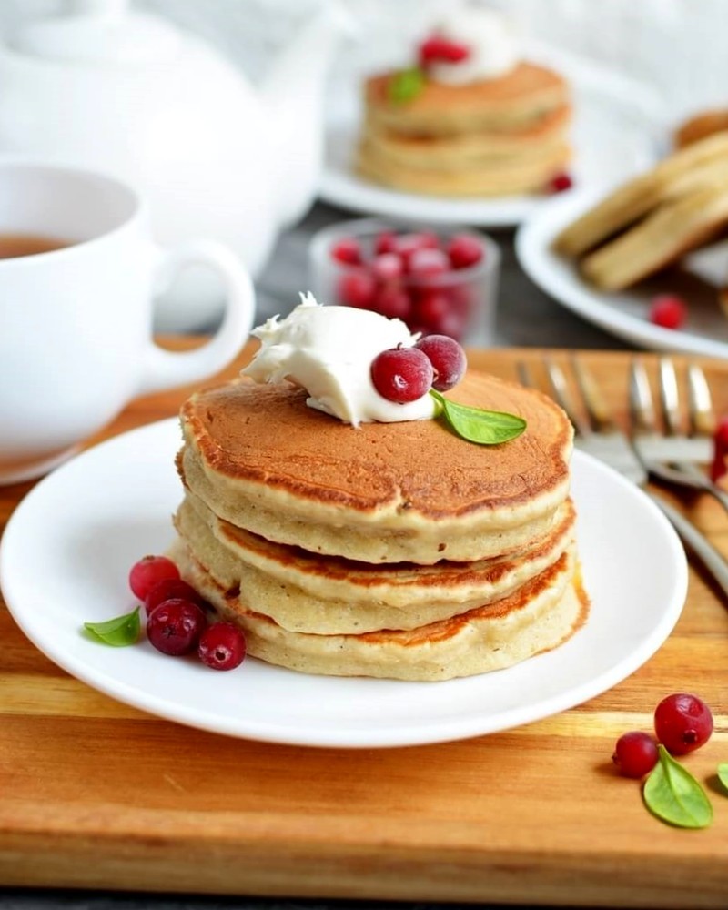 Яблочные оладьи с корицей и изюмом