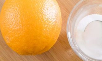 Этот рецепт состоит из нескольких этапов, но вначале подготовьте все ингредиенты для приготовления карамелизированный кружочков из апельсинов.