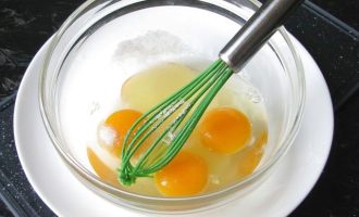 В удобную посуду вбейте яйца, добавьте туда сахар-песок, соль и ванильный сахар.
