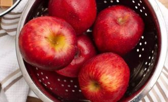 Яблоки промойте под струей холодной воды и уберите плодоножки и стебли.