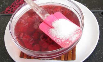 Поставить содержимое на плиту, присовокупить сахарный песок, довести до кипения и проварить 15-17 минут. Если вы по каким-то причинам не употребляете сахар, замените его натуральным медом.