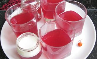 Теперь ягодное желе вылить аккуратно в порционные стаканы и поставить в холодильник до полного застывания.