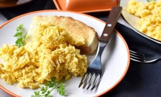 Яичница болтунья с сыром