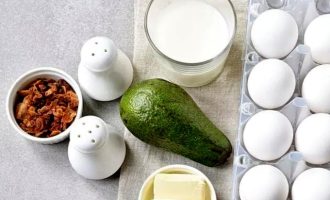 Яичница с беконом и авокадо - ингредиенты