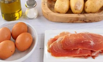 Вначале подготовьте все ингредиенты для приготовления яичницы с ветчиной и картофелем