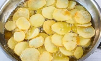 Поставьте сковороду на сильный нагрев, налейте масла для жарки, когда оно разогреется, добавьте картофель и жарьте его около 5 минут