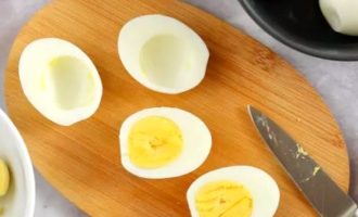Яйца фаршированные авокадо с беконом - рецепт