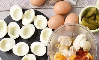 Готовим закуску - фаршированные яйца