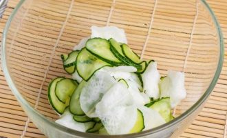 Слегка отожмите овощи, чтобы удалить лишнюю жидкость и положите в чистую миску.