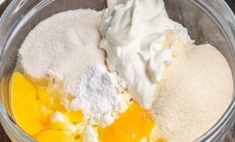 Смешайте в блендере творог, яйца, сахар, сметану, манную крупу и разрыхлитель