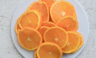Возьмите два больших апельсина, хорошо вымойте и нарежьте на кольца, толщиной в 0.5 см
