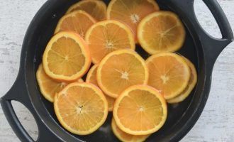 Залейте апельсины водой или чтобы они были полностью покрыты