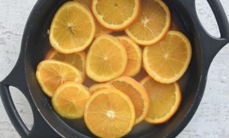 Верните апельсины обратно в кастрюлю с водой и сахаром