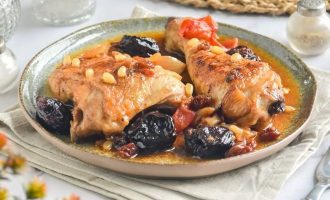 Жареная курица черносливами и кедровыми орехами