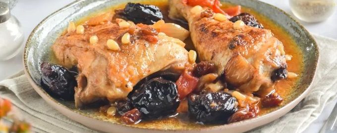Жареная курица черносливами и кедровыми орехами