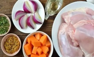 Подготовьте все ингредиенты для приготовления жареной курицы с тыквой и репчатым луком