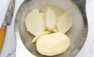 Очистите клубни картофеля, промойте в холодной воде и нарежьте на тонкие кружочки