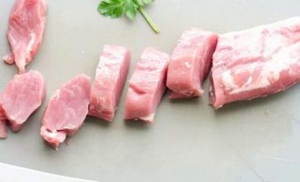 Пока картофель жарится, возьмите филе из свинины и нарежьте на медальоны 1.5 -2 см