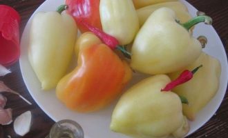 Для приготовления жареного перца с чесноком на зиму подготовьте все компоненты. Болгарский перец можно использовать одного или двух цветов. Для рассола возьмите ингредиенты строго по указанной рецептуре.