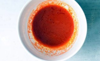 Для приготовления соуса Буффало растапливаем сливочное масло в микроволновке в течение одной минуты или более