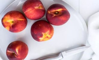 Для приготовления жареных персиков с шариком сливок вначале подготовьте все компоненты. Персики желательно подберите не переспевшие, были ароматные, а сливки жирностью не менее 40%, чтобы они хорошо взбивались и держали прекрасно форму при подаче к столу. Хорошо подойдут также нектарины. Очищать кожицу не нужно.